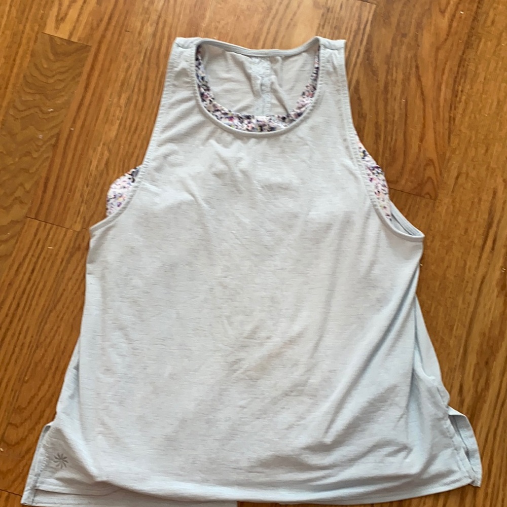 Hi! i’m selling an athleta girl shirt!